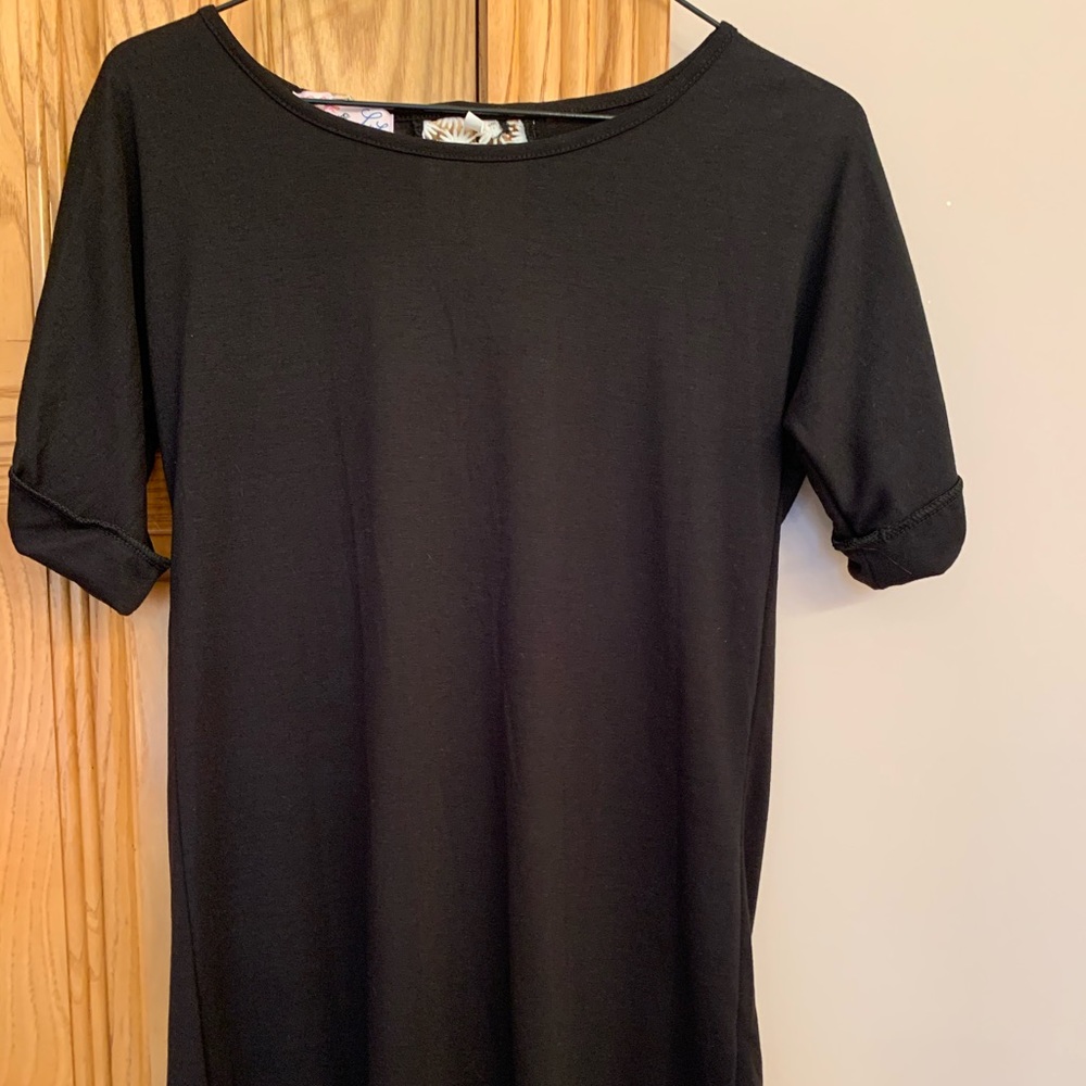 Black shirt sleeve top with white detail in back